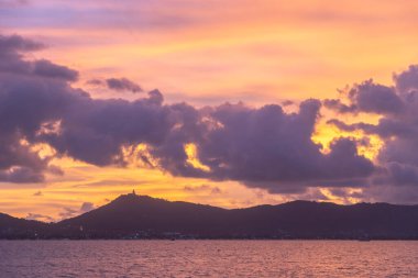 Manzara manzarası yaz günü dağ sırasının üzerinde hareket eden bulutlar