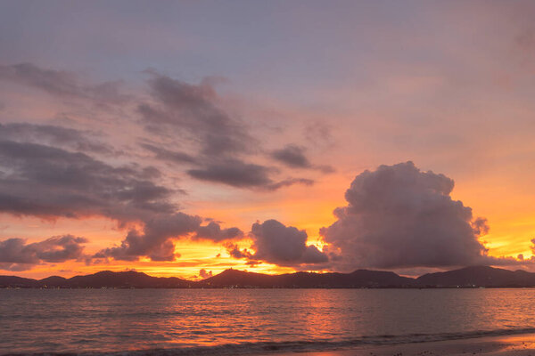 Сцена пейзажа облака, движущегося над горным хребтом в летний день