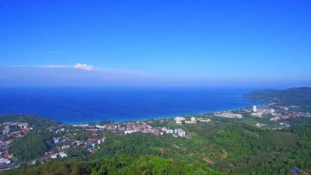 プーケット大仏はプーケット島で最も重要で尊敬されるランドマークの一つです 青い空と青い海の背景 — ストック動画