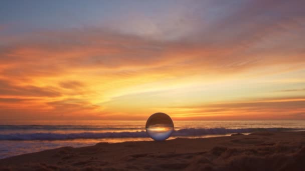 在美丽的落日下 大海和天空的自然景观是非常规的 美丽的内水晶球 一个独特的和创造性的旅行的形象 4K美丽而不寻常的旅游理念视频 — 图库视频影像