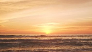 Kırmızı gün batımı. Doğa görüntüsü çok kaliteli. Gökyüzünün kırmızı arkaplanlı, romantik günbatımı manzarası. Doğada gün batımında güzel bir gökyüzü ve seyahat konsepti.