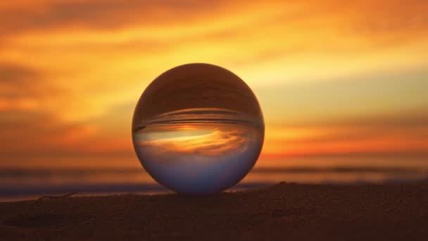 美しい夕日の海と空の自然の景色は 水晶球の中で型破りで美しいです ユニークで創造的な旅行のための画像 美しく珍しい旅行のアイデアのための4Kビデオ — ストック動画