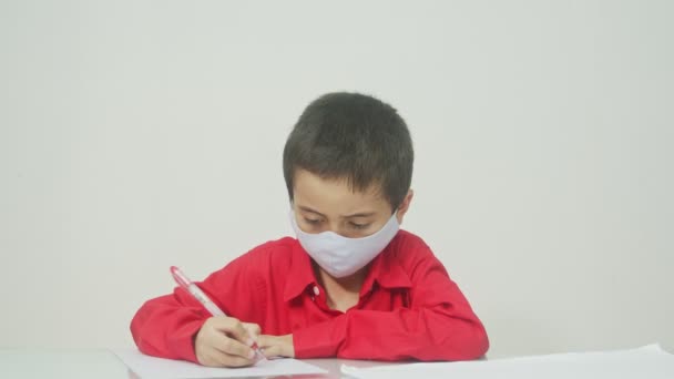 Niño Que Lleva Una Camisa Roja Manga Larga Con Una — Vídeo de stock
