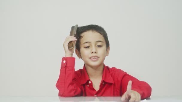 Kleiner Junge Roten Langärmeligen Hemd Saß Kämmte Sich Die Haare — Stockvideo