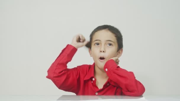 Kleiner Junge Roten Langärmeligen Hemd Saß Kämmte Sich Die Haare — Stockvideo