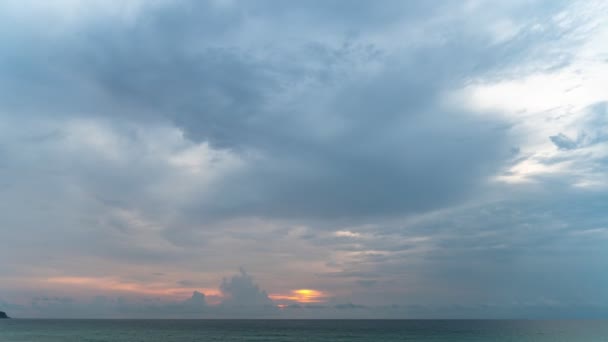 时间在海面上的落日 多彩的浪漫的天空日落与改变天空背景的颜色 夕阳西下的美丽天空与旅行理念 — 图库视频影像