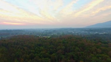 Mearim Chiang Mai 'de hava manzaralı gün doğumu.