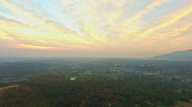 Hava manzarası dağın tepesinde çarpıcı bir gün doğumu
