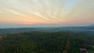 Hava manzarası, ormanın üzerindeki güneşin doğuşunu sersemletiyor.
