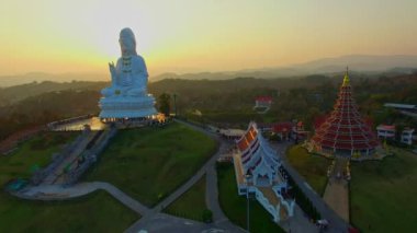 Wat Hyua Pla Kang 'ın beyaz Guanyin heykeli.