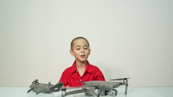Netter Junge Mit Skinhead Frisur Rotem Langarmshirt Montiert Eine Drohne — Stockvideo
