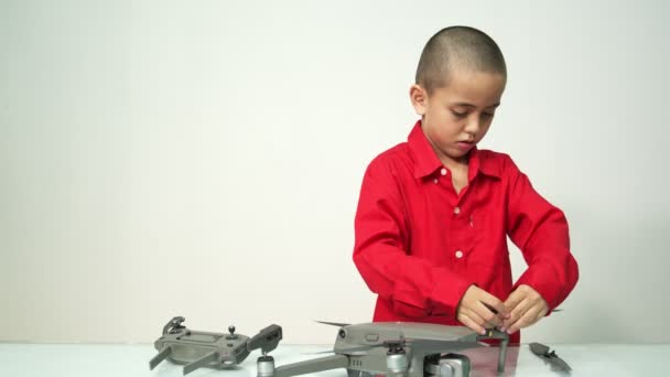 Lindo Chico Con Peinado Skinhead Una Camisa Roja Manga Larga — Vídeos de Stock