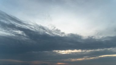 Büyük bir bulut karanlık güneşe doğru uçtu.