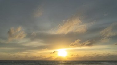 Zaman su gibi akıp gidiyor Büyük bulutlar altın gökyüzünde hareket ediyordu