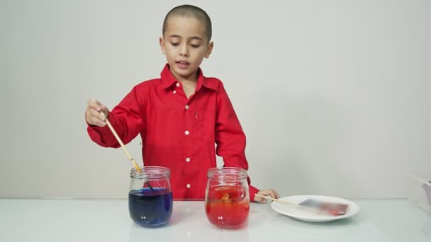 Pojken Använder Pensel För Att Trappa Färgen Glaset — Stockvideo