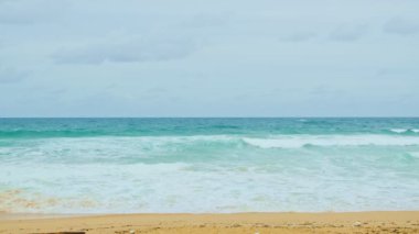 Nui plajı Promthep Burnu 'nun ortasında, sahilde dalgalar