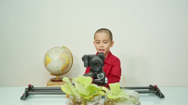 Chlapec Používá Ovladač Ovládání Fotoaparátu Snímku — Stock video