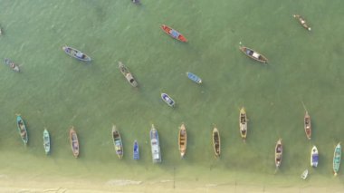 Kıyıda yüzen uzun kuyruklu teknelerin üst görüntüsünü kapatın.