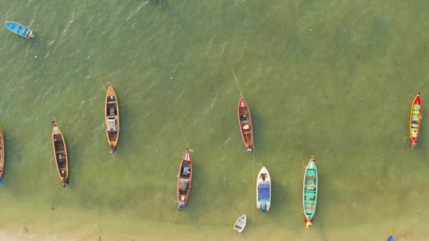 近景的长尾船漂浮在海岸上 — 图库视频影像