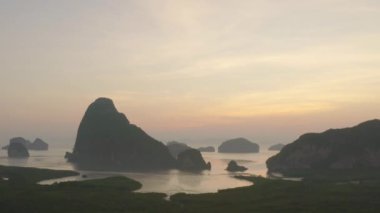 Phang Nga 'daki takımadalarda güneş doğuyor.