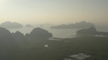 Güneşin güzel ışınları adalardan aşağı doğru süzülüyordu.