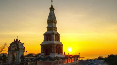 Güzel pagoda 'nın arkasında gün batımında çarpıcı bir gökyüzü.