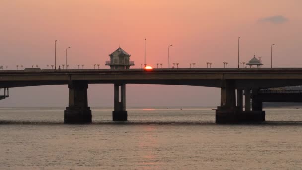Sol Rojo Detrás Del Puente Sarasin Phuket — Vídeo de stock