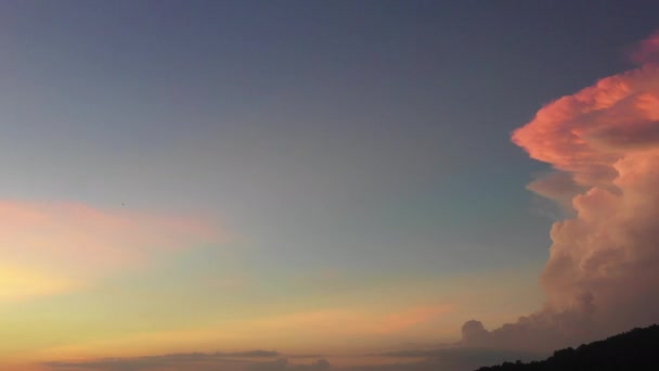 Vista Aérea Las Grandes Nubes Rojas Sobre Las Montañas — Vídeos de Stock