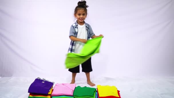 Ekose Gömlek Giyen Elinde Yeşil Bir Gömlek Olan Bir Çocuk — Stok video