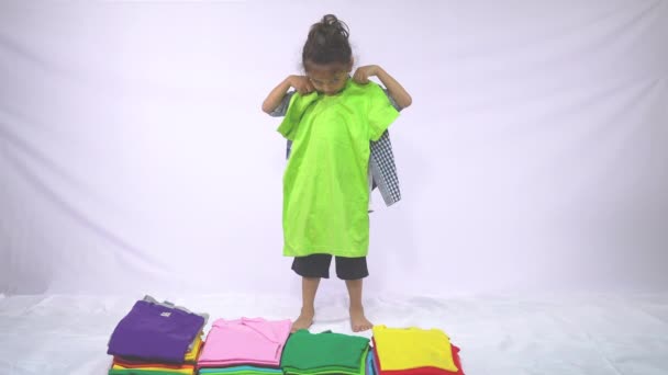 Pojke Bär Rutig Skjorta Med Grön Skjorta Svänger Hög Färgglada — Stockvideo
