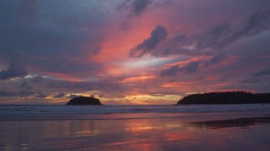 güzel günbatımında dalgalar Kata sahilinde