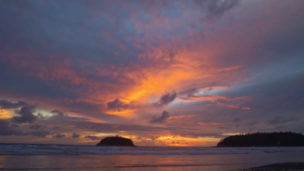 Piękne Pomarańczowe Chmury Zachodzie Słońca Nad Wyspą Plaży Kata — Wideo stockowe