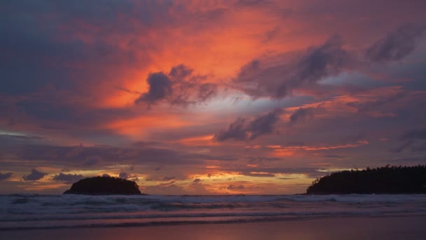 Czerwony Zachód Słońca Nad Kanałem Między Wyspami — Wideo stockowe