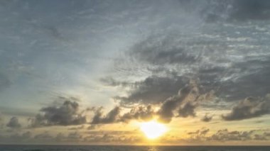 Altın gün batımında hareket eden bulut