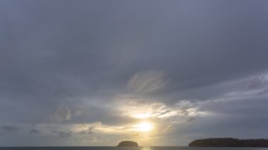  Gökyüzü ve deniz üzerinde gün batımı