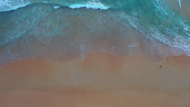 Letecký Pohled Shora Modré Moře Vlny Hroutí Pláži — Stock video