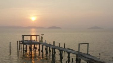 Piercingin sonundaki pagoda üzerindeki Buda heykelinde hava manzarası güzel. Phayam adası Ranong Tayland 'daki Wat Phayam' ın su çadırı. Yazın kumsal manzarası ve güneşli gökyüzü..