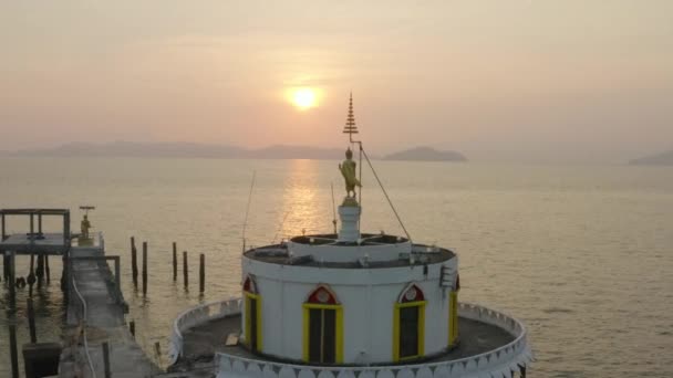 Воздушный Вид Красивый Восход Солнца Статуи Будды Пагоды Конце Пирса — стоковое видео