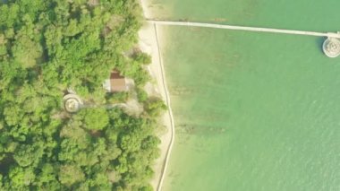 Piercingin sonundaki pagoda üzerindeki Buda heykelinde hava manzarası güzel. Phayam adası Ranong Tayland 'daki Wat Phayam' ın su çadırı. Yazın kumsal manzarası ve güneşli gökyüzü..