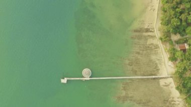 Piercingin sonundaki pagoda üzerindeki Buda heykelinde hava manzarası güzel. Phayam adası Ranong Tayland 'daki Wat Phayam' ın su çadırı. Yazın kumsal manzarası ve güneşli gökyüzü..