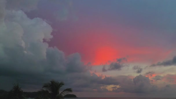 航海家观察海浪在白色的普吉岛沙滩上的无缝回旋 日落时 一浪接一浪地冲向海岸 蓝色的大海 清澈的沙滩 天堂海滩 — 图库视频影像