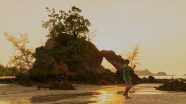 Buffalo Körfezi 'nde Hin Thalu' yu delip geçen kayanın batışında Koh Phayam Ranong Eyaleti 'nin başka bir cazibesi Koh Phayam' ın sahildeki başka bir çok sıradışı kayaya sahiptir. 