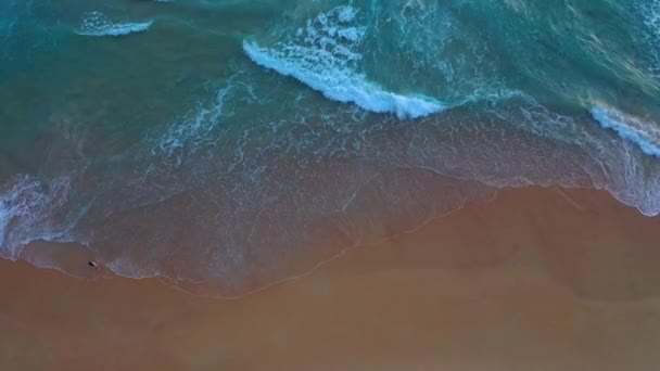 白いプーケット砂のビーチで空中ビューの海の波がシームレスにループします 波の後 波の海岸に日没に向けて掃引した 青い海と澄んだ砂の風景 パラダイスビーチ — ストック動画