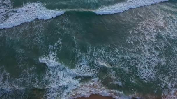 Vue Aérienne Les Vagues Vertes Émeraude Éclatent Bulles Blanches Lorsqu — Video