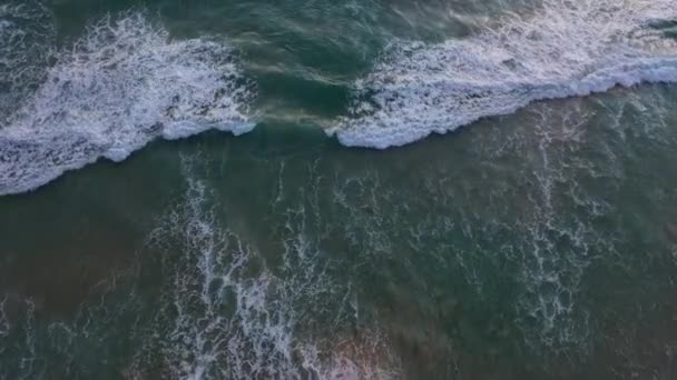 Vue Aérienne Les Vagues Vertes Émeraude Éclatent Bulles Blanches Lorsqu — Video