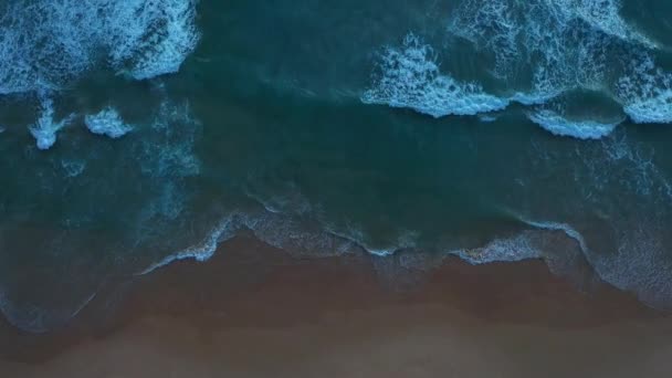 Letecký Pohled Shora Smaragdově Zelené Vlny Prasknou Bílých Bublin Když — Stock video