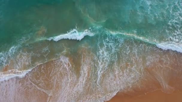 Vue Aérienne Les Vagues Vertes Émeraude Éclatent Bulles Blanches Lorsqu — Video