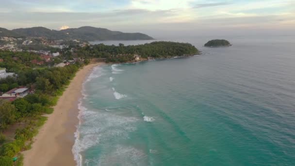 Flygfoto Havsvågor Sömlös Loop Den Vita Phuket Sandstrand Promenera Tropisk — Stockvideo