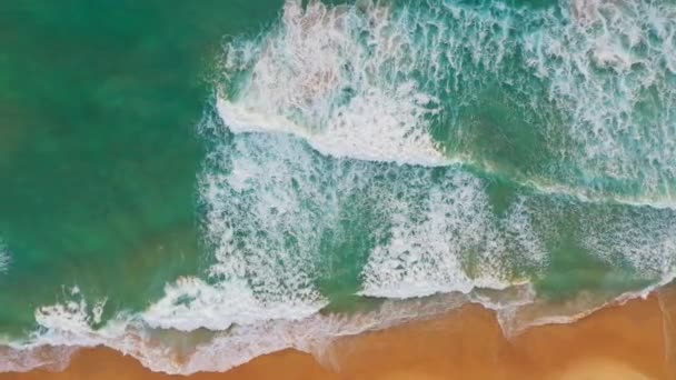 Aerial Top View Emerald Green Waves Burst White Bubbles Hit — Stock Video