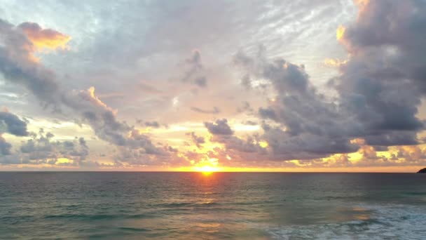 Гарний Пляж Під Оранжевим Заходом Сонця Силуетами Задньому Плані Хвилі — стокове відео
